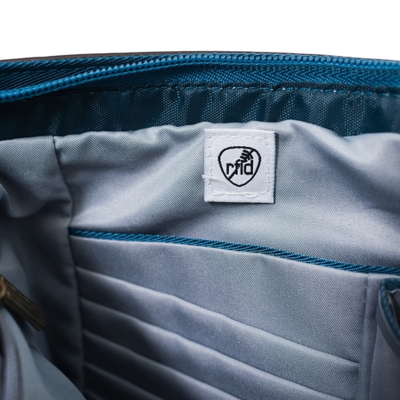 Travelon Quilted Teal Blue Medium Size Wristlet With Anti Theft RFID Blocking - Picture 10 of 14